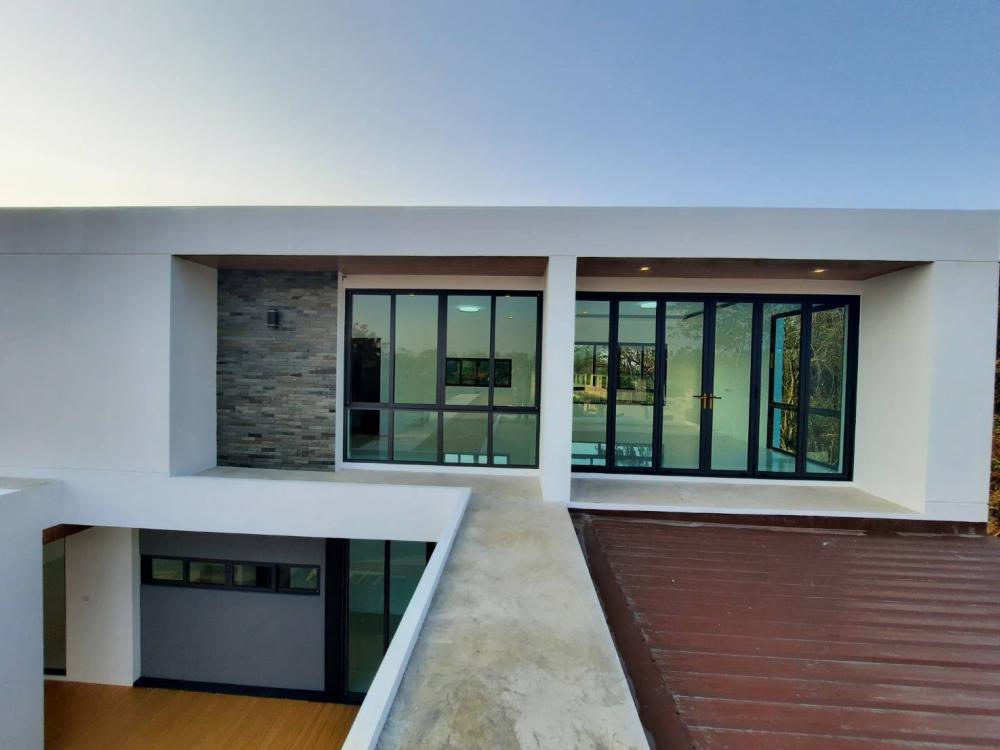 บ้านทรงกล่อง 2 ชั้น งบ 2.9 ล้านบาท สวยลงตัว