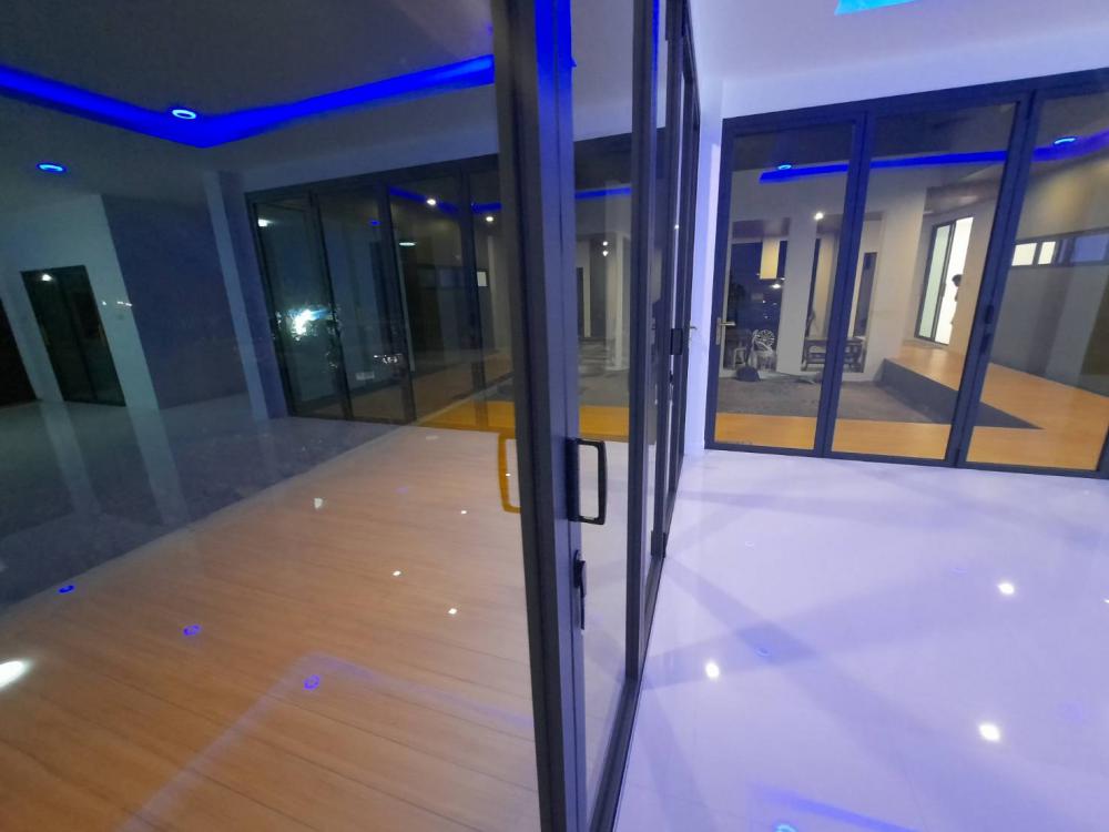 บ้านทรงกล่อง 2 ชั้น งบ 2.9 ล้านบาท สวยลงตัว