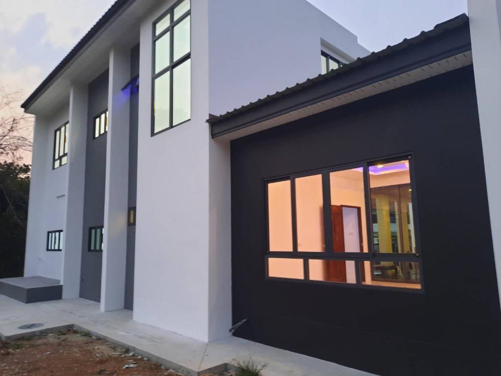 บ้านทรงกล่อง 2 ชั้น งบ 2.9 ล้านบาท สวยลงตัว