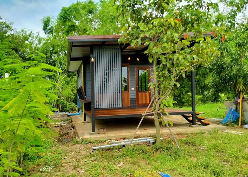 บ้านน็อคดาวน์ยกพื้น ขนาด 4 * 8 เมตร พร้อมระเบียงหน้ากว้าง