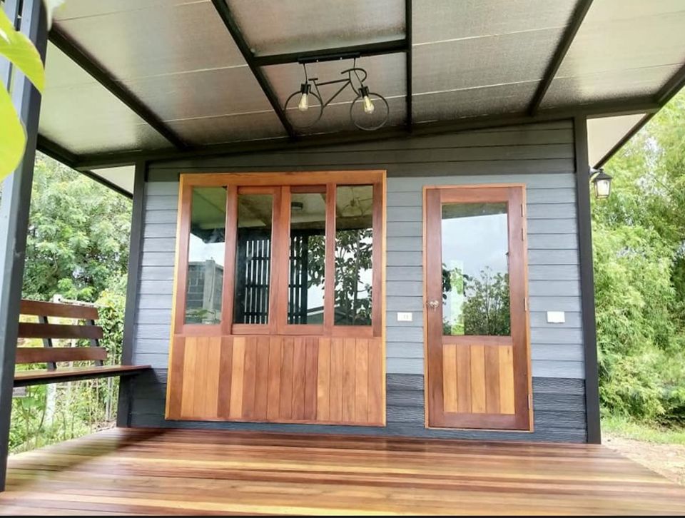 บ้านน็อคดาวน์ยกพื้น ขนาด 4 * 8 เมตร พร้อมระเบียงหน้ากว้าง