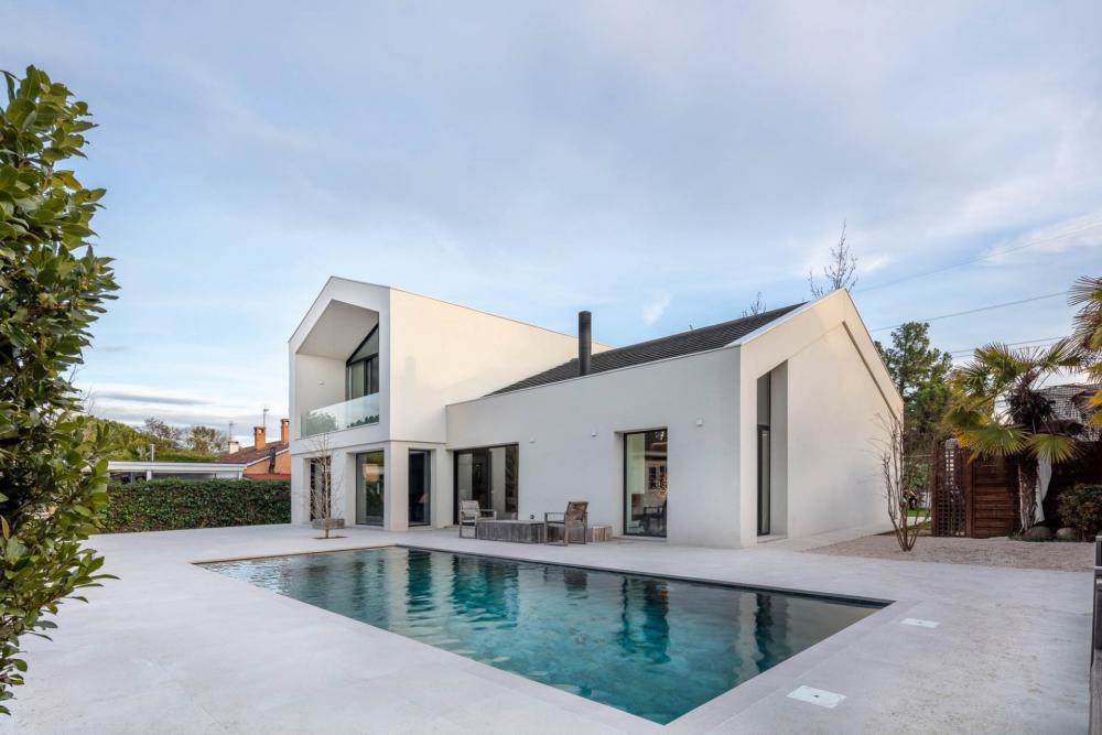 ไอเดียบ้านโมเดิร์น ตกแต่งโทนสีขาว โปร่งโล่งสบายตา น่าพักผ่อน