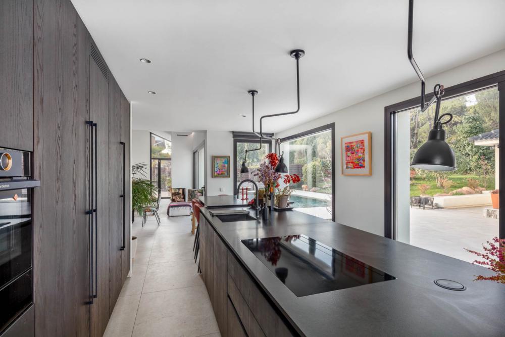 ไอเดียบ้านโมเดิร์น ตกแต่งโทนสีขาว โปร่งโล่งสบายตา น่าพักผ่อน