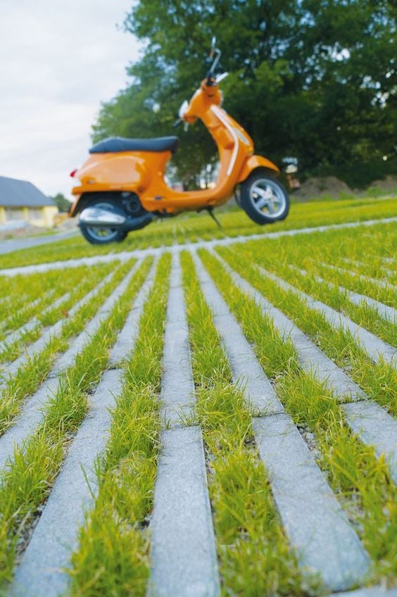 ไอเดียปูพื้นตัวหนอนทางเดิน สวยงามแบบไม่ซ้ำใคร