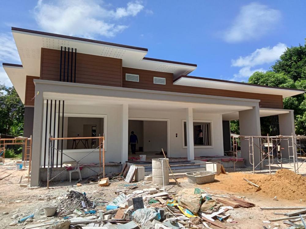 บ้านโมเดิร์น สีโทนเข้มๆ 4 ห้องนอน งบ 1.6 ล้านกว่า