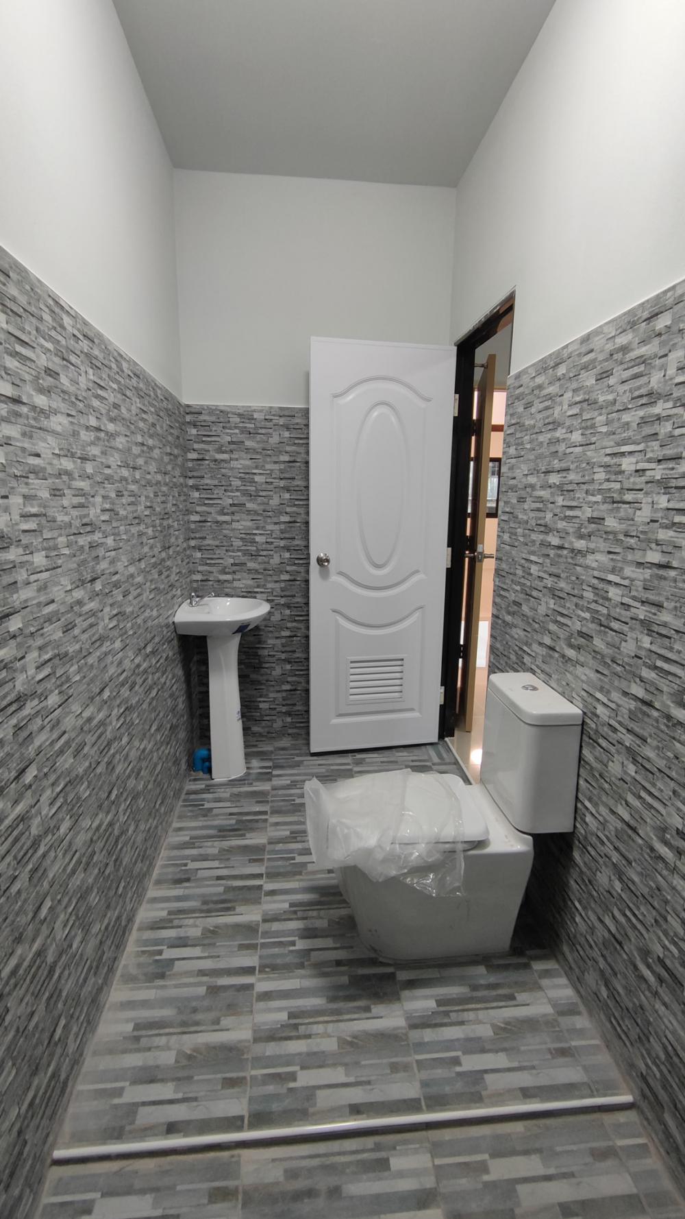 บ้านโมเดิร์น 3 ห้องนอน ขนาด 180 ตร.ม. (แต่ละห้องใหญ่มาก) งบ 1.5 ล้านบาท