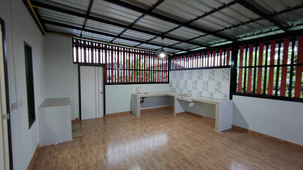 บ้านโมเดิร์น 3 ห้องนอน ขนาด 180 ตร.ม. (แต่ละห้องใหญ่มาก) งบ 1.5 ล้านบาท