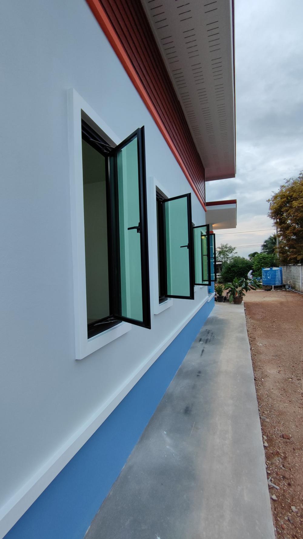 บ้านโมเดิร์น 3 ห้องนอน ขนาด 180 ตร.ม. (แต่ละห้องใหญ่มาก) งบ 1.5 ล้านบาท