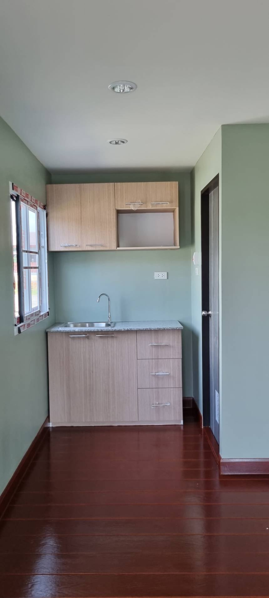 บ้านน็อคดาวน์พร้อมอยู่ 295,000 บาท (1 ห้องนอน 1 ห้องน้ำ มีระเบียงหน้าบ้าน)