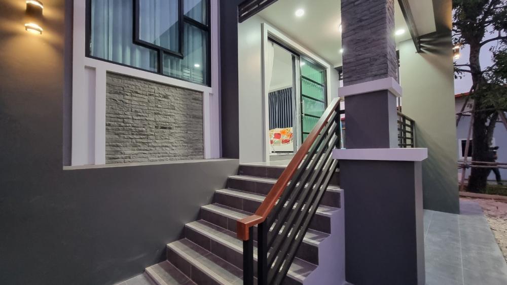 บ้านชั้นครึ่ง สไตล์โมเดิร์น งบประมาณ 2.90 ล้านบาท