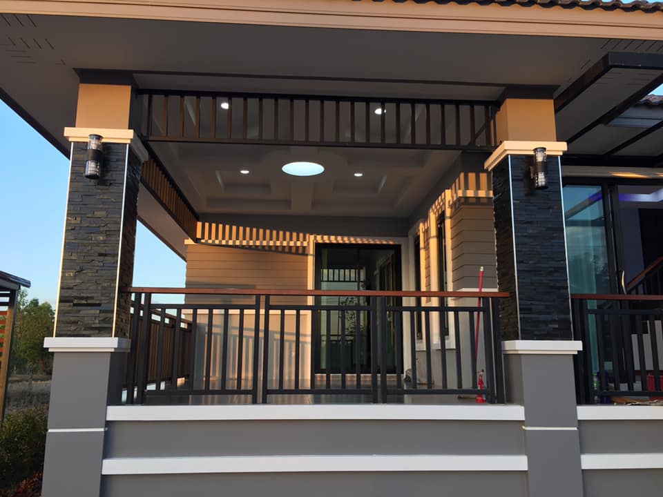 บ้านชั้นครึ่ง 162 ตรม.แบ่งฟังค์ชั่นเป็น 3 ห้องนอน 2 ห้องน้ำ 1 ห้องครัว 1 ห้องรับแขก 1 ระเบียงนั่งเล่นกว้างๆ  งบ 1.6 ล้าน