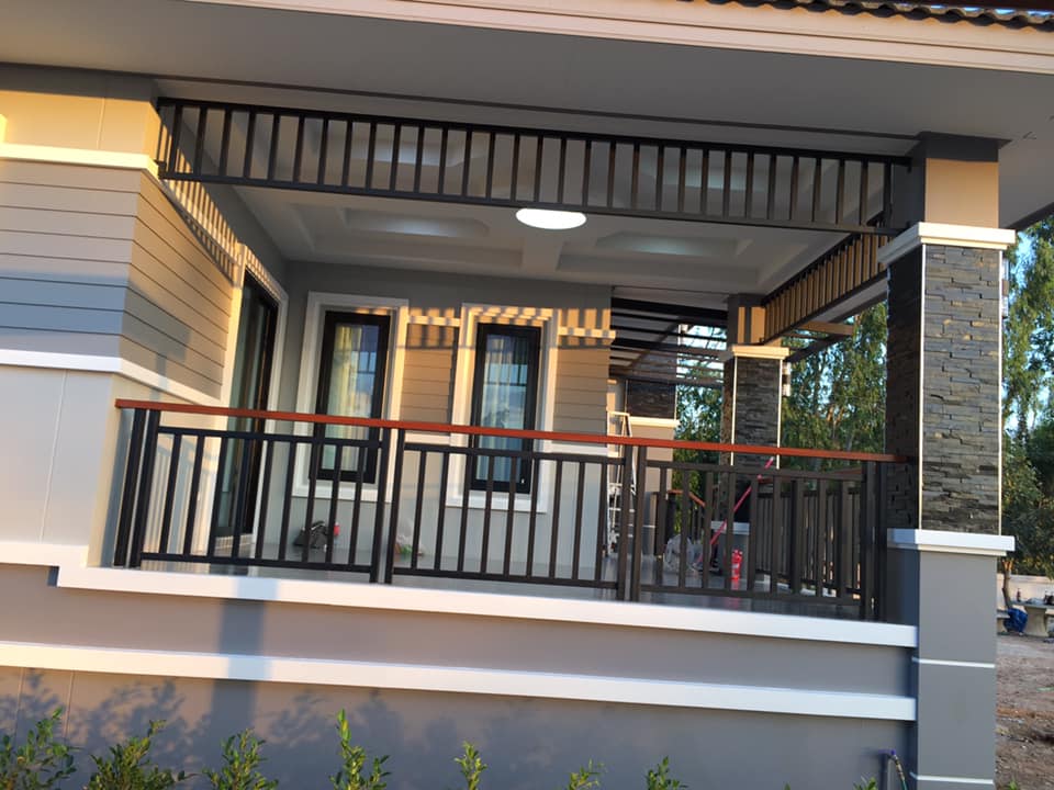 บ้านชั้นครึ่ง 162 ตรม.แบ่งฟังค์ชั่นเป็น 3 ห้องนอน 2 ห้องน้ำ 1 ห้องครัว 1 ห้องรับแขก 1 ระเบียงนั่งเล่นกว้างๆ  งบ 1.6 ล้าน