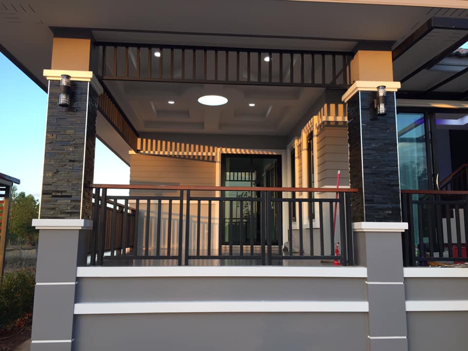 บ้านชั้นครึ่ง 162 ตรม.แบ่งฟังค์ชั่นเป็น 3 ห้องนอน 2 ห้องน้ำ 1 ห้องครัว 1 ห้องรับแขก 1 ระเบียงนั่งเล่นกว้างๆ  งบ 1.6 ล้าน