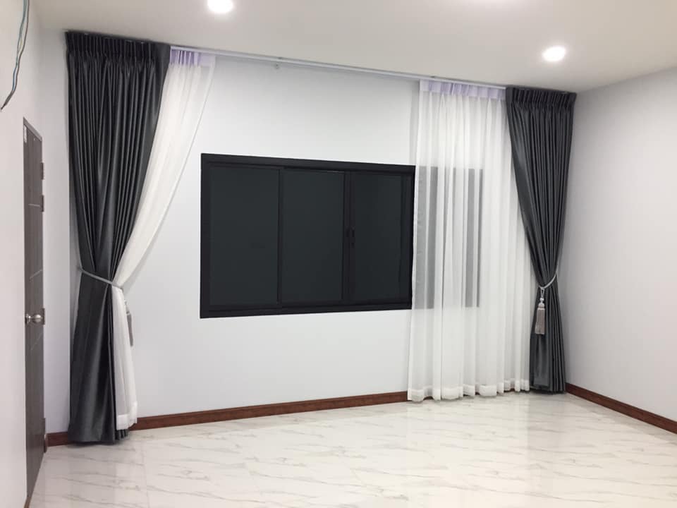 บ้านชั้นครึ่ง 162 ตรม.แบ่งฟังค์ชั่นเป็น 3 ห้องนอน 2 ห้องน้ำ 1 ห้องครัว 1 ห้องรับแขก 1 ระเบียงนั่งเล่นกว้างๆ  งบ 1.6 ล้าน