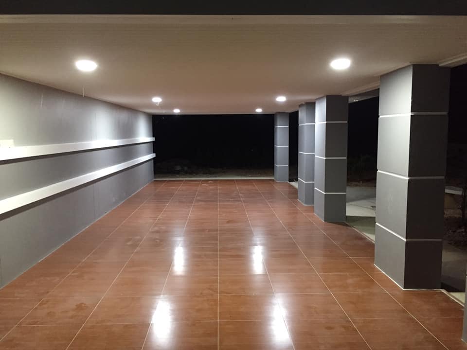 บ้านชั้นครึ่ง 162 ตรม.แบ่งฟังค์ชั่นเป็น 3 ห้องนอน 2 ห้องน้ำ 1 ห้องครัว 1 ห้องรับแขก 1 ระเบียงนั่งเล่นกว้างๆ  งบ 1.6 ล้าน