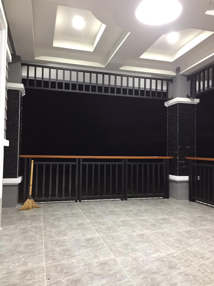 บ้านชั้นครึ่ง 162 ตรม.แบ่งฟังค์ชั่นเป็น 3 ห้องนอน 2 ห้องน้ำ 1 ห้องครัว 1 ห้องรับแขก 1 ระเบียงนั่งเล่นกว้างๆ  งบ 1.6 ล้าน