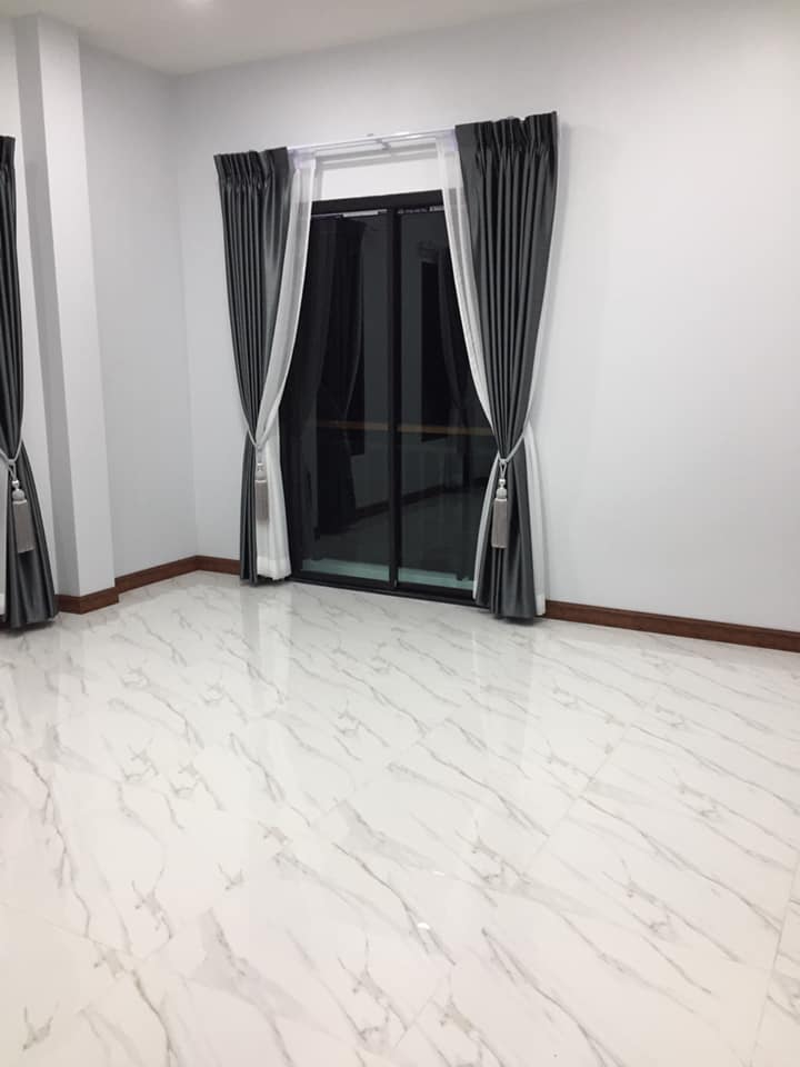 บ้านชั้นครึ่ง 162 ตรม.แบ่งฟังค์ชั่นเป็น 3 ห้องนอน 2 ห้องน้ำ 1 ห้องครัว 1 ห้องรับแขก 1 ระเบียงนั่งเล่นกว้างๆ  งบ 1.6 ล้าน