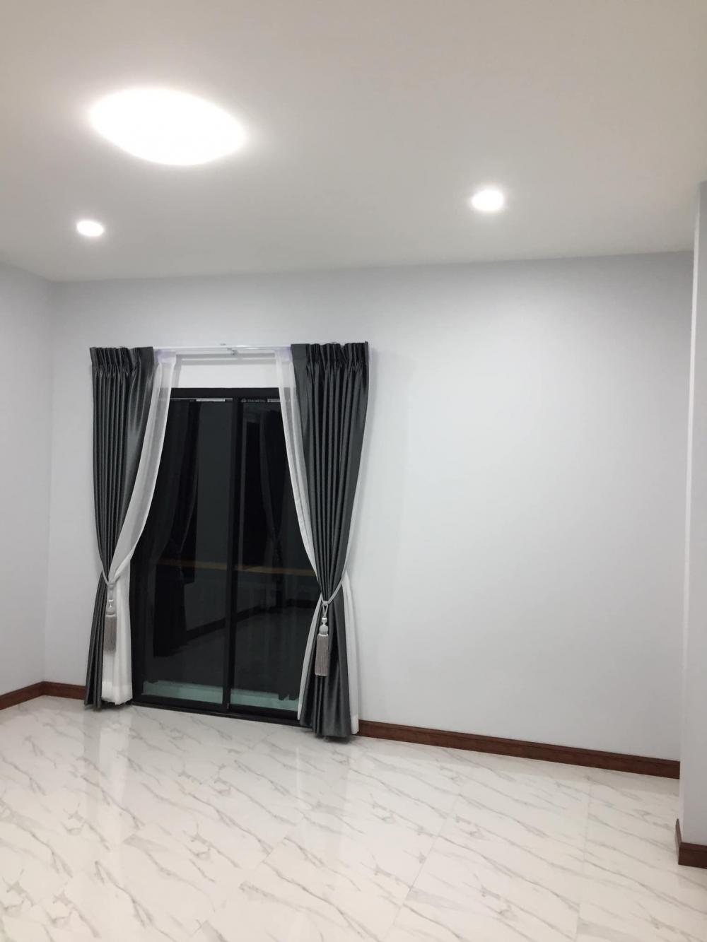 บ้านชั้นครึ่ง 162 ตรม.แบ่งฟังค์ชั่นเป็น 3 ห้องนอน 2 ห้องน้ำ 1 ห้องครัว 1 ห้องรับแขก 1 ระเบียงนั่งเล่นกว้างๆ  งบ 1.6 ล้าน