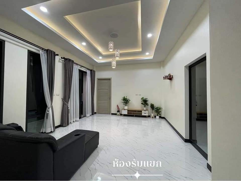 บ้านโมเดิร์นขนาด 3 ห้องนอน 2 ห้องน้ำ 1 ห้องครัว 1 ห้องซักล้าง และห้องโถงกว้างๆ