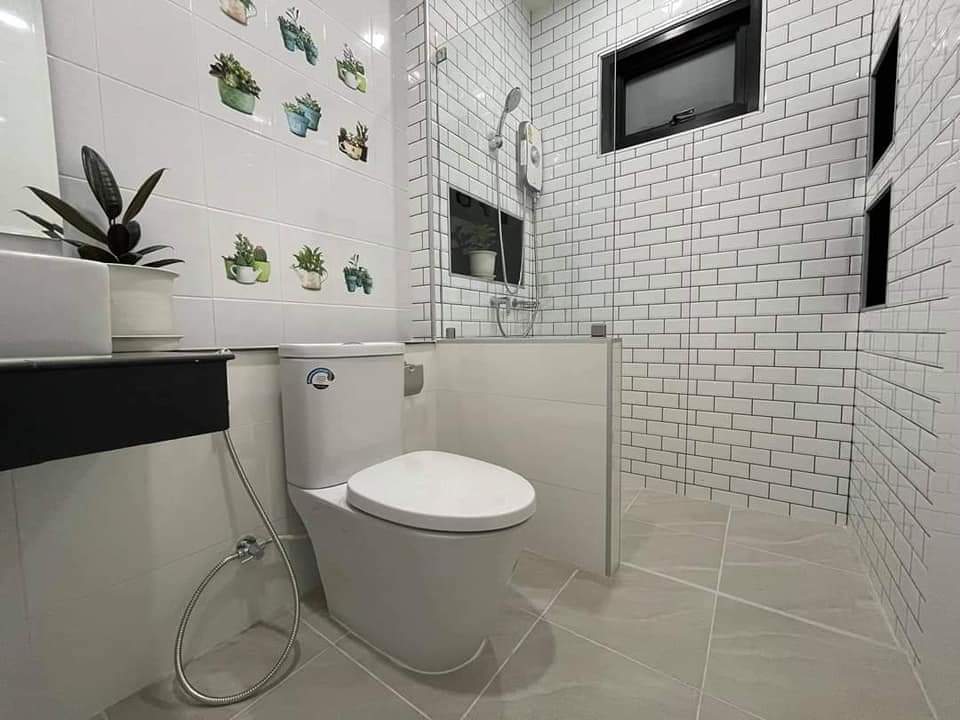 บ้านโมเดิร์นขนาด 3 ห้องนอน 2 ห้องน้ำ 1 ห้องครัว 1 ห้องซักล้าง และห้องโถงกว้างๆ