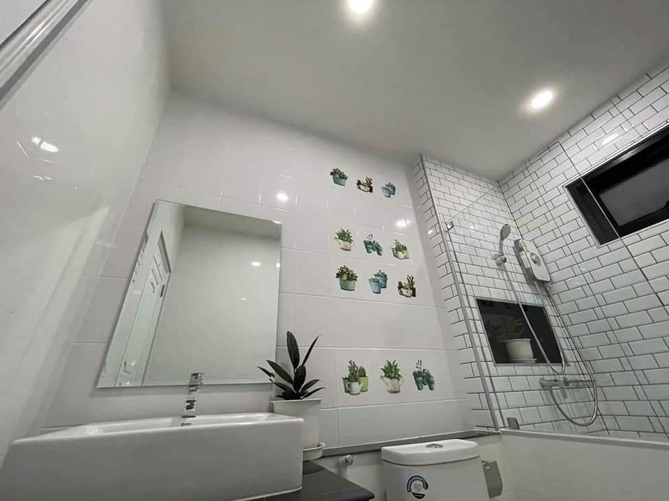 บ้านโมเดิร์นขนาด 3 ห้องนอน 2 ห้องน้ำ 1 ห้องครัว 1 ห้องซักล้าง และห้องโถงกว้างๆ