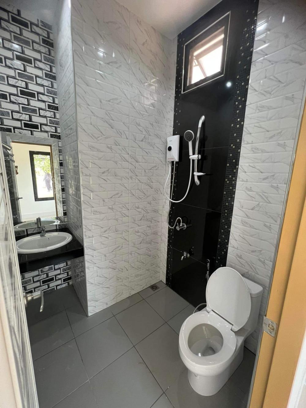 บ้านทรงปั้นหยา 3 ห้องนอน 3 ห้องน้ำ และห้องอื่นๆ งบ 1.8 ล้าน ขนาด 185 ตร.ม.