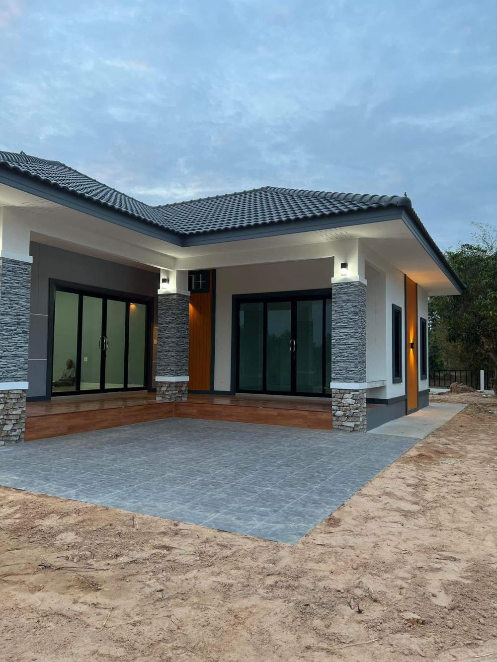 บ้านทรงปั้นหยา 3 ห้องนอน 3 ห้องน้ำ และห้องอื่นๆ งบ 1.8 ล้าน ขนาด 185 ตร.ม.