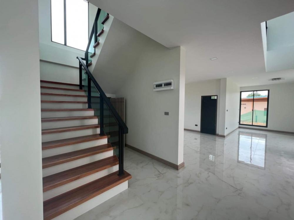 บ้านพักอาศัยสองชั้น (แนวทรอลปิกครอล) 4 ห้องนอน งบ 3.8 ล้านบาท