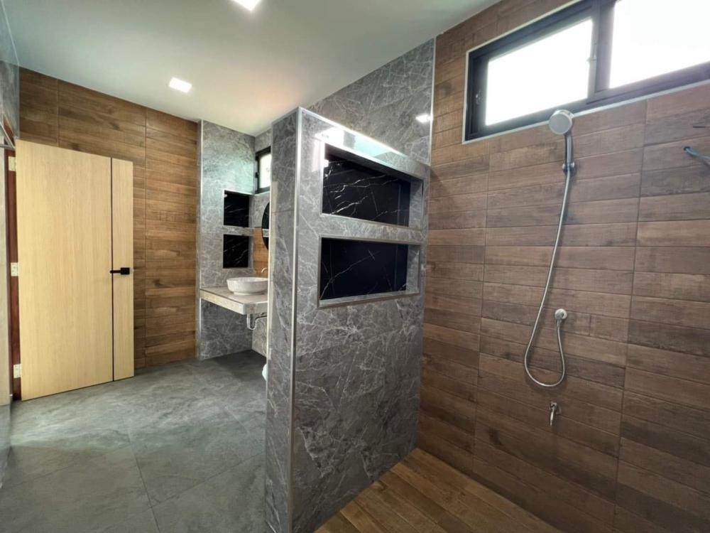 บ้านพักอาศัยสองชั้น (แนวทรอลปิกครอล) 4 ห้องนอน งบ 3.8 ล้านบาท