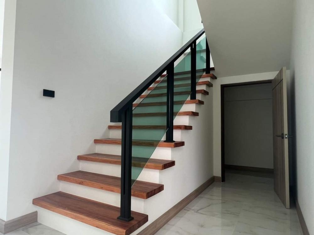 บ้านพักอาศัยสองชั้น (แนวทรอลปิกครอล) 4 ห้องนอน งบ 3.8 ล้านบาท