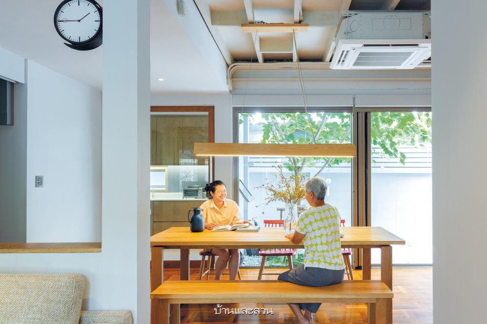 บ้านเก่าของครอบครัวปรับโฉมสู่ บ้านรีโนเวตของคนสามวัย ให้ดูโปร่งโล่ง อบอุ่น อยู่สบาย ใช้งานสะดวกมากขึ้นสำหรับผู้สูงอายุ