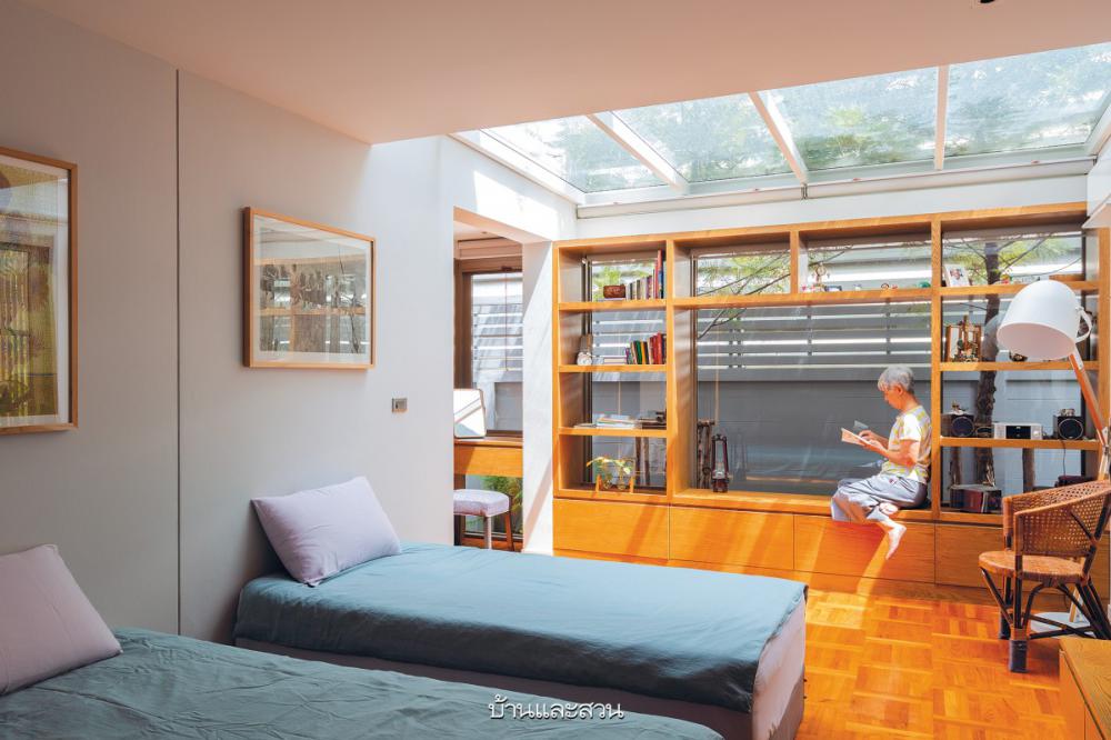 บ้านเก่าของครอบครัวปรับโฉมสู่ บ้านรีโนเวตของคนสามวัย ให้ดูโปร่งโล่ง อบอุ่น อยู่สบาย ใช้งานสะดวกมากขึ้นสำหรับผู้สูงอายุ