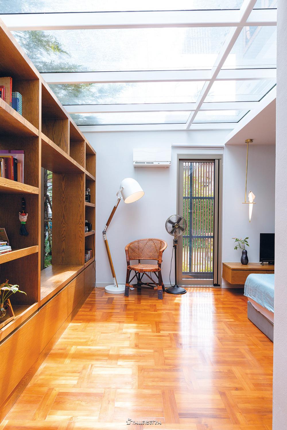 บ้านเก่าของครอบครัวปรับโฉมสู่ บ้านรีโนเวตของคนสามวัย ให้ดูโปร่งโล่ง อบอุ่น อยู่สบาย ใช้งานสะดวกมากขึ้นสำหรับผู้สูงอายุ