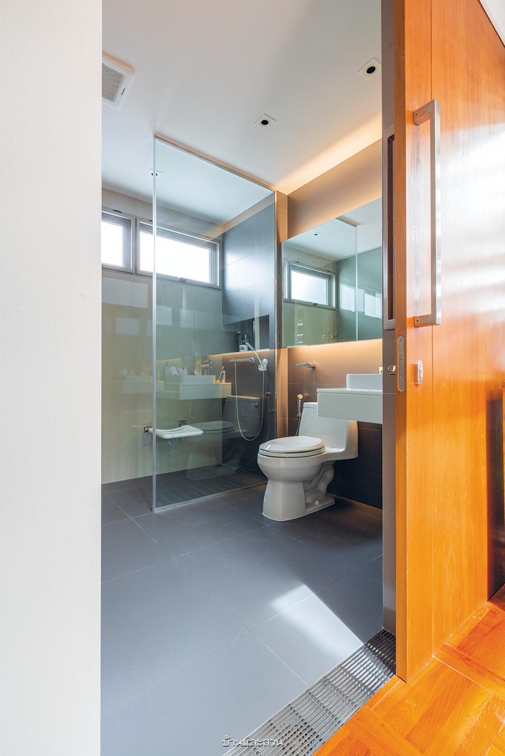 บ้านเก่าของครอบครัวปรับโฉมสู่ บ้านรีโนเวตของคนสามวัย ให้ดูโปร่งโล่ง อบอุ่น อยู่สบาย ใช้งานสะดวกมากขึ้นสำหรับผู้สูงอายุ