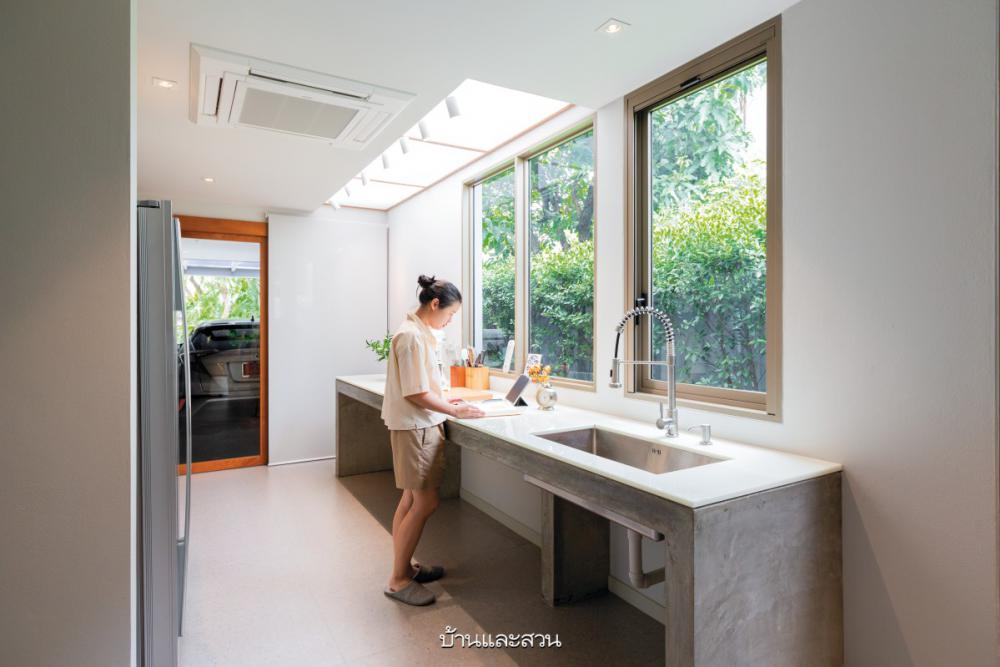 บ้านเก่าของครอบครัวปรับโฉมสู่ บ้านรีโนเวตของคนสามวัย ให้ดูโปร่งโล่ง อบอุ่น อยู่สบาย ใช้งานสะดวกมากขึ้นสำหรับผู้สูงอายุ