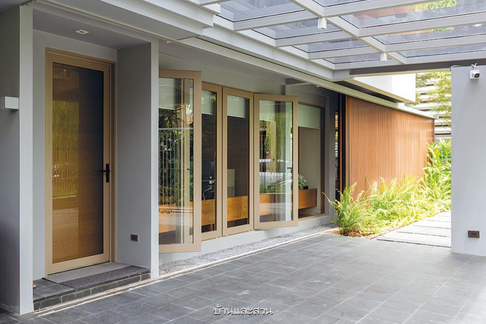 บ้านเก่าของครอบครัวปรับโฉมสู่ บ้านรีโนเวตของคนสามวัย ให้ดูโปร่งโล่ง อบอุ่น อยู่สบาย ใช้งานสะดวกมากขึ้นสำหรับผู้สูงอายุ