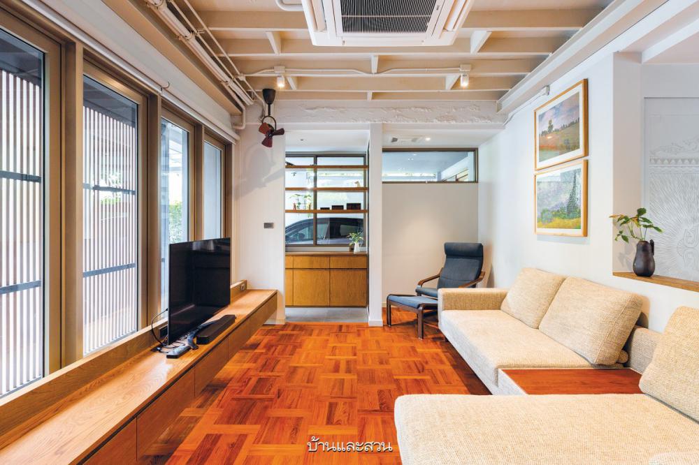 บ้านเก่าของครอบครัวปรับโฉมสู่ บ้านรีโนเวตของคนสามวัย ให้ดูโปร่งโล่ง อบอุ่น อยู่สบาย ใช้งานสะดวกมากขึ้นสำหรับผู้สูงอายุ