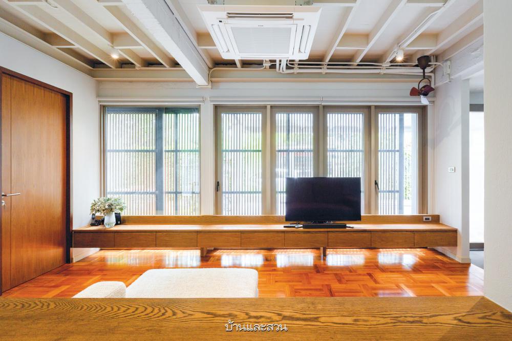 บ้านเก่าของครอบครัวปรับโฉมสู่ บ้านรีโนเวตของคนสามวัย ให้ดูโปร่งโล่ง อบอุ่น อยู่สบาย ใช้งานสะดวกมากขึ้นสำหรับผู้สูงอายุ