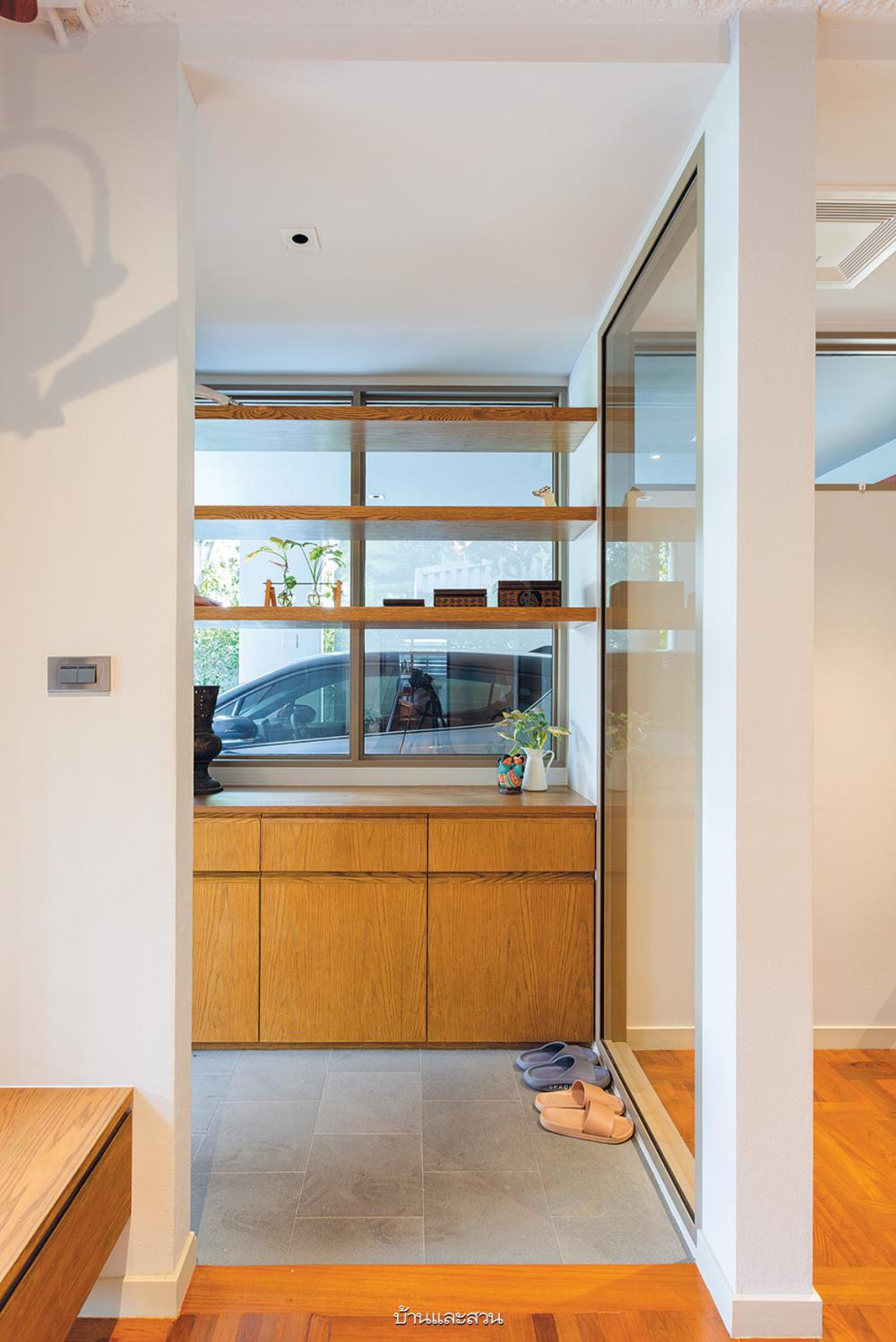 บ้านเก่าของครอบครัวปรับโฉมสู่ บ้านรีโนเวตของคนสามวัย ให้ดูโปร่งโล่ง อบอุ่น อยู่สบาย ใช้งานสะดวกมากขึ้นสำหรับผู้สูงอายุ