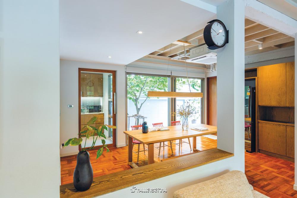 บ้านเก่าของครอบครัวปรับโฉมสู่ บ้านรีโนเวตของคนสามวัย ให้ดูโปร่งโล่ง อบอุ่น อยู่สบาย ใช้งานสะดวกมากขึ้นสำหรับผู้สูงอายุ