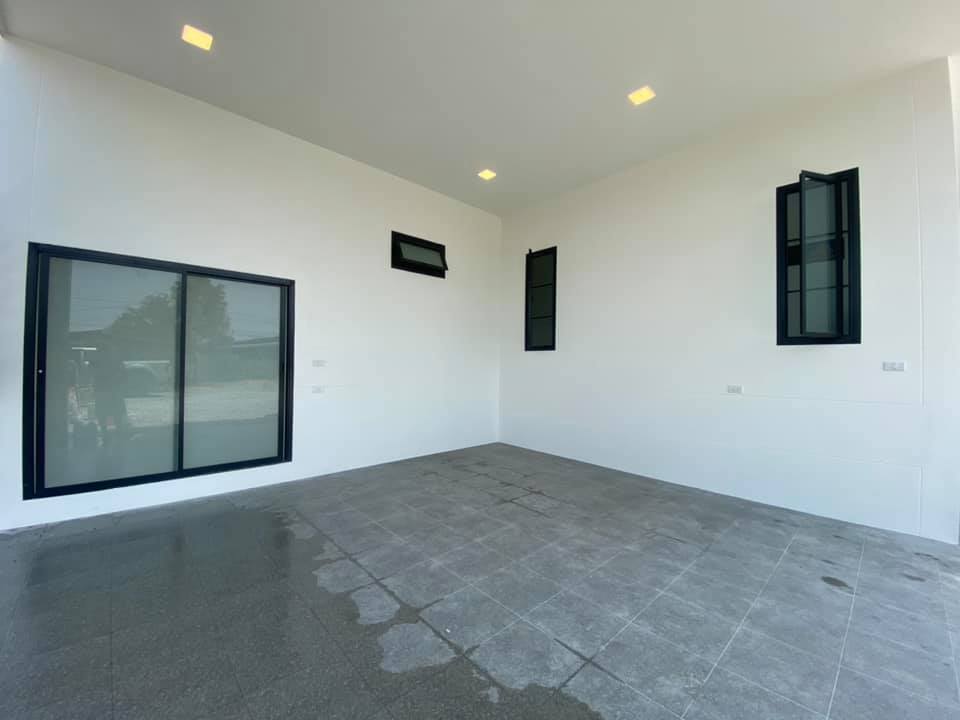 บ้านโมเดิร์นมีชั้นดาดฟ้า มี 3 ห้องนอน 2 ห้องน้ำ งบ 1.87 ล้านบาท