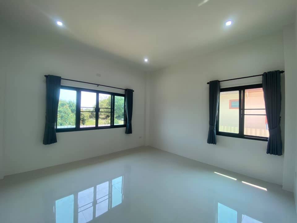 บ้านโมเดิร์นมีชั้นดาดฟ้า มี 3 ห้องนอน 2 ห้องน้ำ งบ 1.87 ล้านบาท