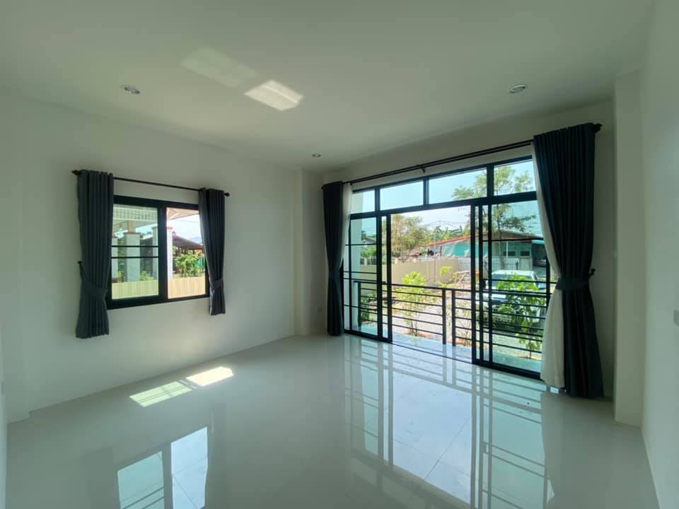 บ้านโมเดิร์นมีชั้นดาดฟ้า มี 3 ห้องนอน 2 ห้องน้ำ งบ 1.87 ล้านบาท