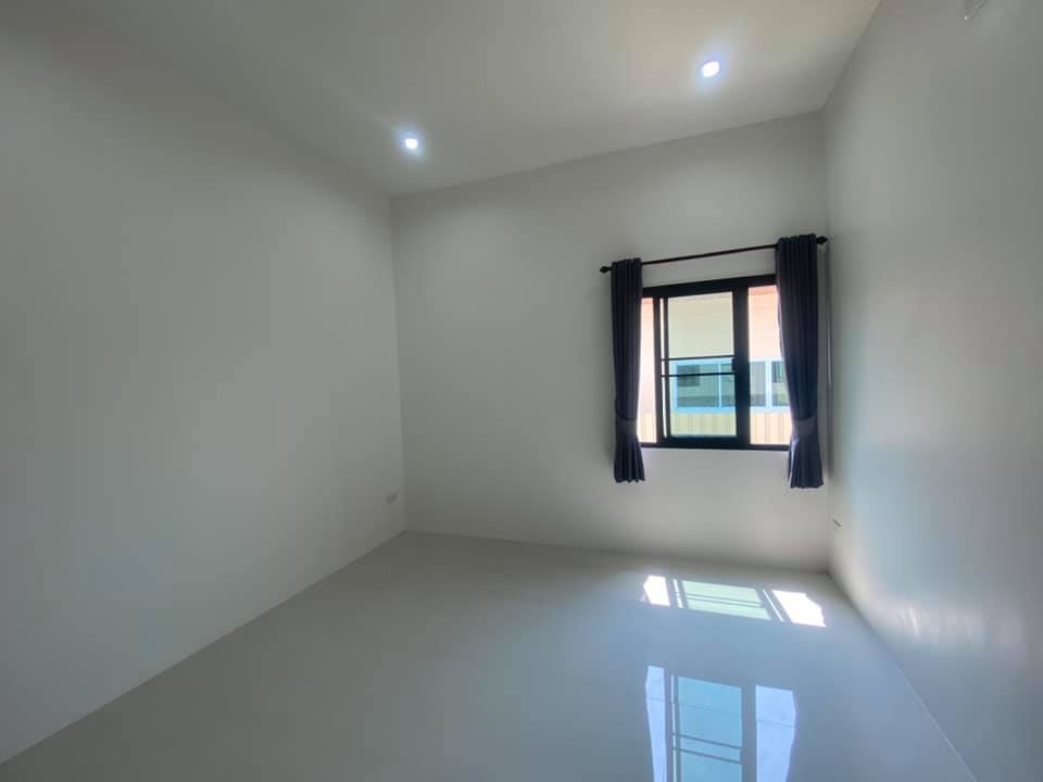 บ้านโมเดิร์นมีชั้นดาดฟ้า มี 3 ห้องนอน 2 ห้องน้ำ งบ 1.87 ล้านบาท