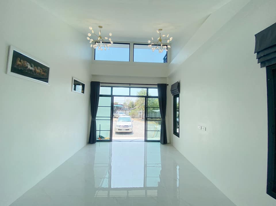 บ้านโมเดิร์นมีชั้นดาดฟ้า มี 3 ห้องนอน 2 ห้องน้ำ งบ 1.87 ล้านบาท