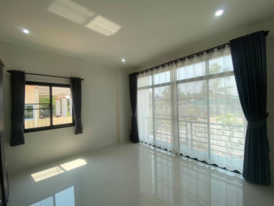 บ้านโมเดิร์นมีชั้นดาดฟ้า มี 3 ห้องนอน 2 ห้องน้ำ งบ 1.87 ล้านบาท