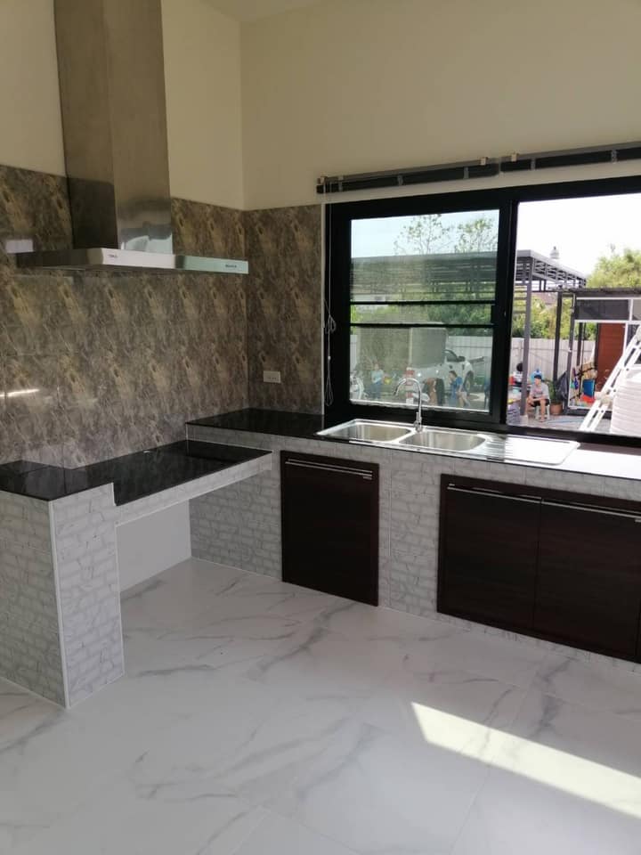 บ้านโมเดิร์นมีชั้นดาดฟ้า มี 3 ห้องนอน 2 ห้องน้ำ งบ 1.87 ล้านบาท