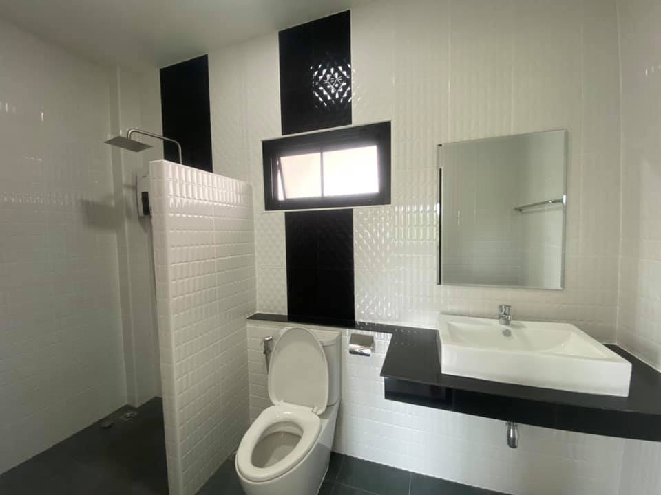 บ้านโมเดิร์นมีชั้นดาดฟ้า มี 3 ห้องนอน 2 ห้องน้ำ งบ 1.87 ล้านบาท