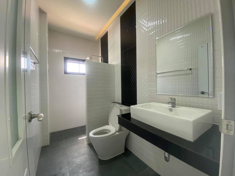 บ้านโมเดิร์นมีชั้นดาดฟ้า มี 3 ห้องนอน 2 ห้องน้ำ งบ 1.87 ล้านบาท