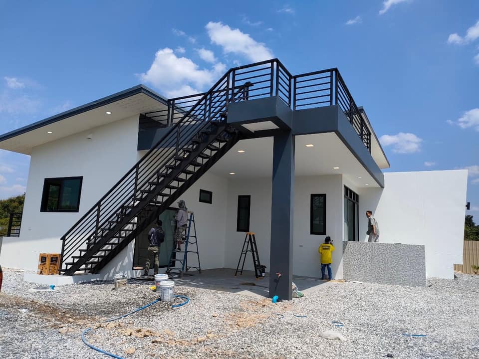 บ้านโมเดิร์นมีชั้นดาดฟ้า มี 3 ห้องนอน 2 ห้องน้ำ งบ 1.87 ล้านบาท